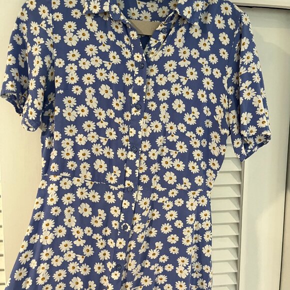 Pieces Tall exclusive mini shirt dress in blue daisy - Picture 4 of 8